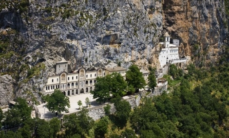 Ostrogo vienuolynas, kalnai