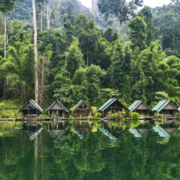 Khao Son, nameliai