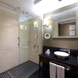 amara premier vonios kambarys