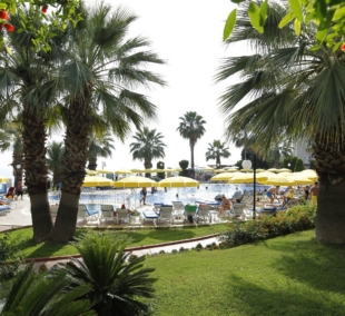 Aska Bayview Resort baseinas 1