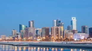 Manama miestas naktį
