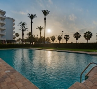 Bajondillo apartamentai, baseinas
