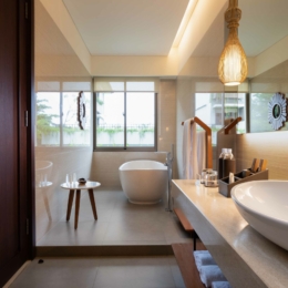 Deluxe King Bath Room scaled