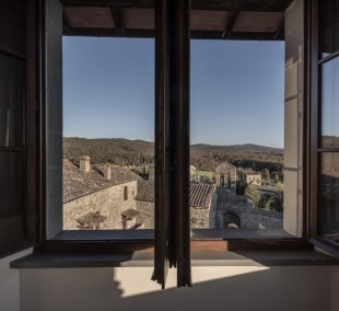 Castel Monastero vaizdas per langa