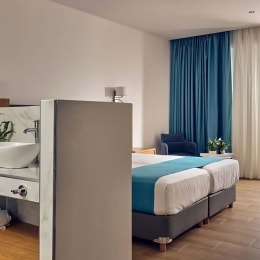 CAVO ORIENT BEACH HOTEL & SUITES kambarys