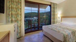 crystal green bay resort spa family room 11960