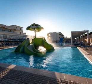delfinia resort vandens atrakcionai