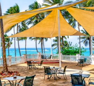 Diamonds Leisure Beach & Golf terasas su staliukais