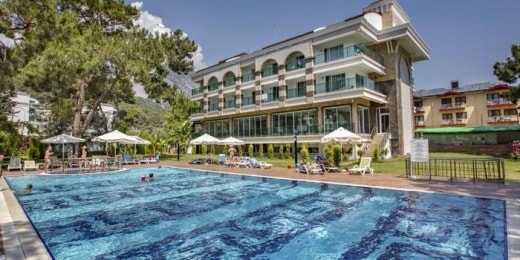 Dosinia Luxury Resort baseinas