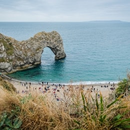 Durdle Door Beach poilsiautojai