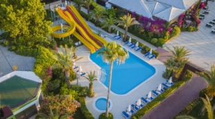 Emelda Sun Club, baseinas su kalneliais