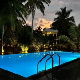 Hideaway Lodge baseinas naktį