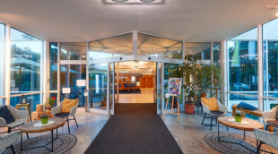 Hotel Flora lobby