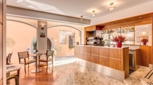 Hotel Plinius baras