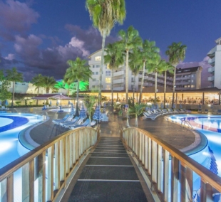 Lonicera world hotel, baseinai naktį