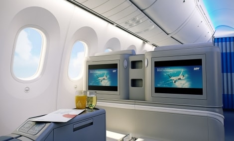 LOT business class monitoriai