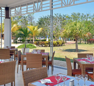 MELIÁ JARDINES DEL REY terasa