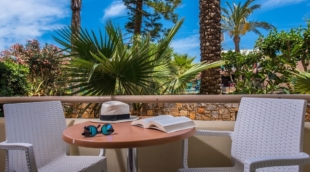 meropi hotel balkonas