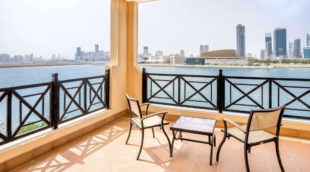 Novotel Bahrain Al Dana Resort, terasa