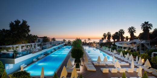Q Premium Resort baseinas vakaras