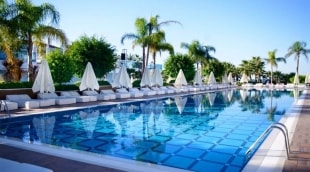 Q Premium Resort baseinas