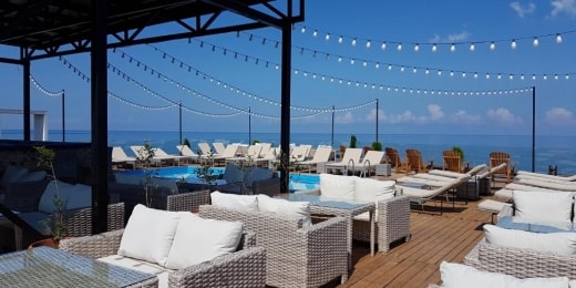 Rooftop pool hotel baras