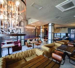 Rooftop pool hotel restoranas