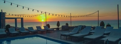 Rooftop pool hotel saulėlydis