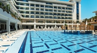 side hotel la grande resort baseinas 15830