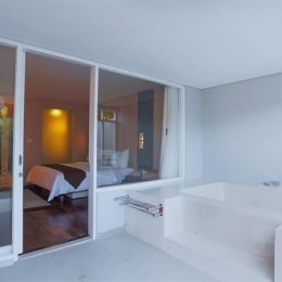 jacuzzi deluxe king room (1)