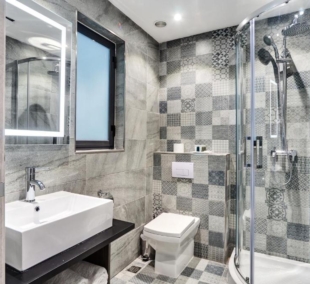 The District Hotel vonios kambarys