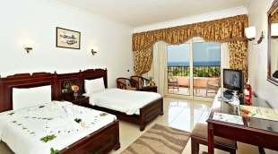 The Three Corners Happy Life Beach Resort kambarys