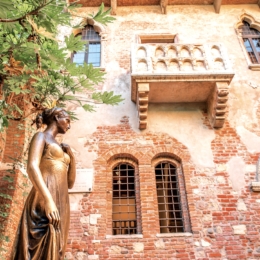 dziuljetos balkonas ir statula veronoje