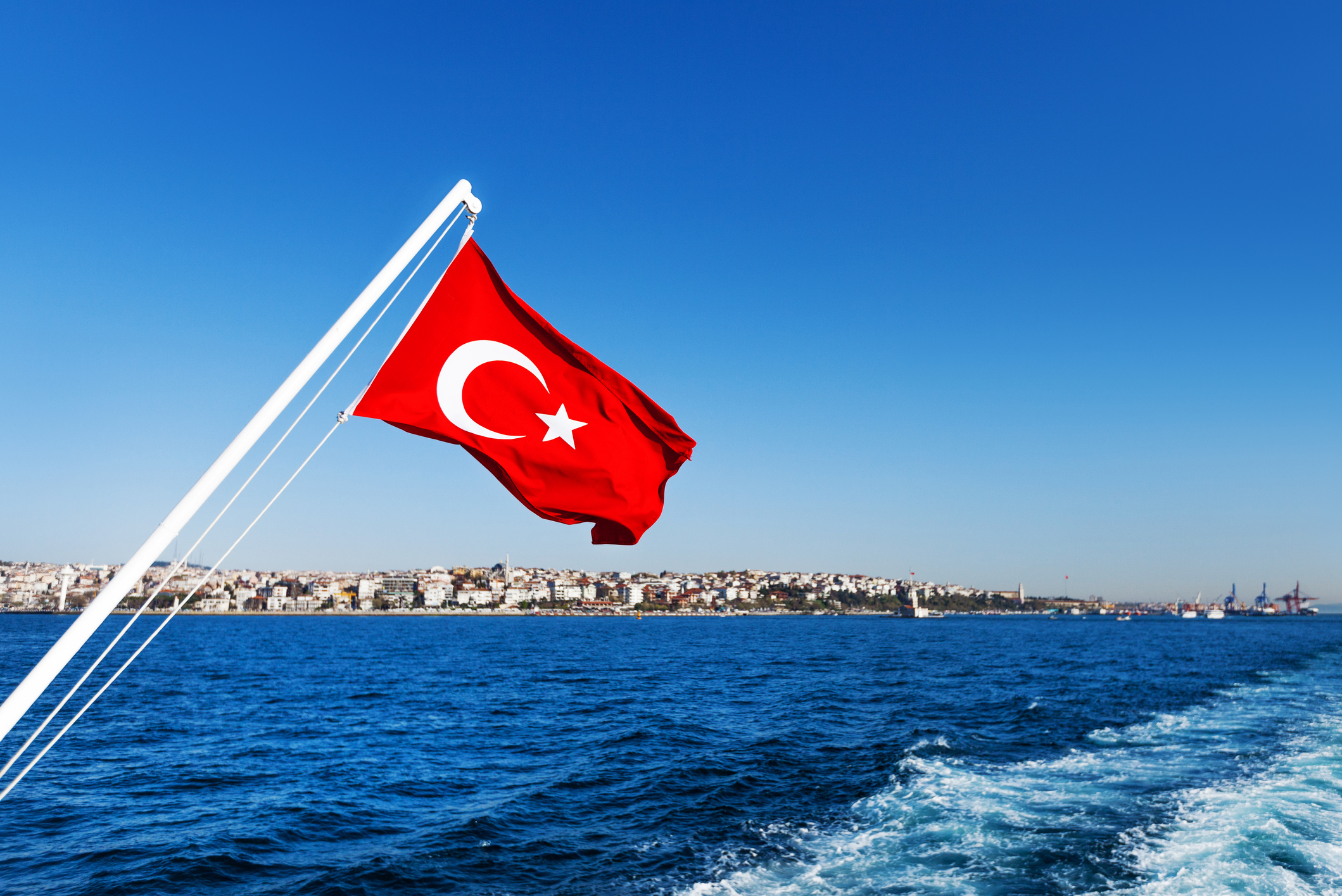 Турция россия стамбул. Турция флаг Басфор флаг. Флаг Турции Босфор. Флаги Турции в проливе Босфора. Турция Анталия флаг.