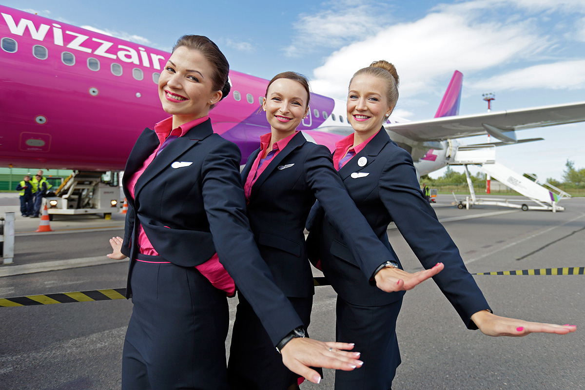 Wizzair москва. Униформа Wizz Air. Wizz Air стюардессы. Wizz Air stjuardes. Wizz Air Cabin Crew.